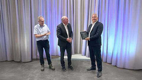 From left: Roger Knecht (VP Global Purchasing Manitowoc), Thomas Brinkmann (CEO KEB Automation) and Jean-Yves Geneste (Managing Director KEB France). KEB gets presented with the Manitowoc Supplier Excellence Award