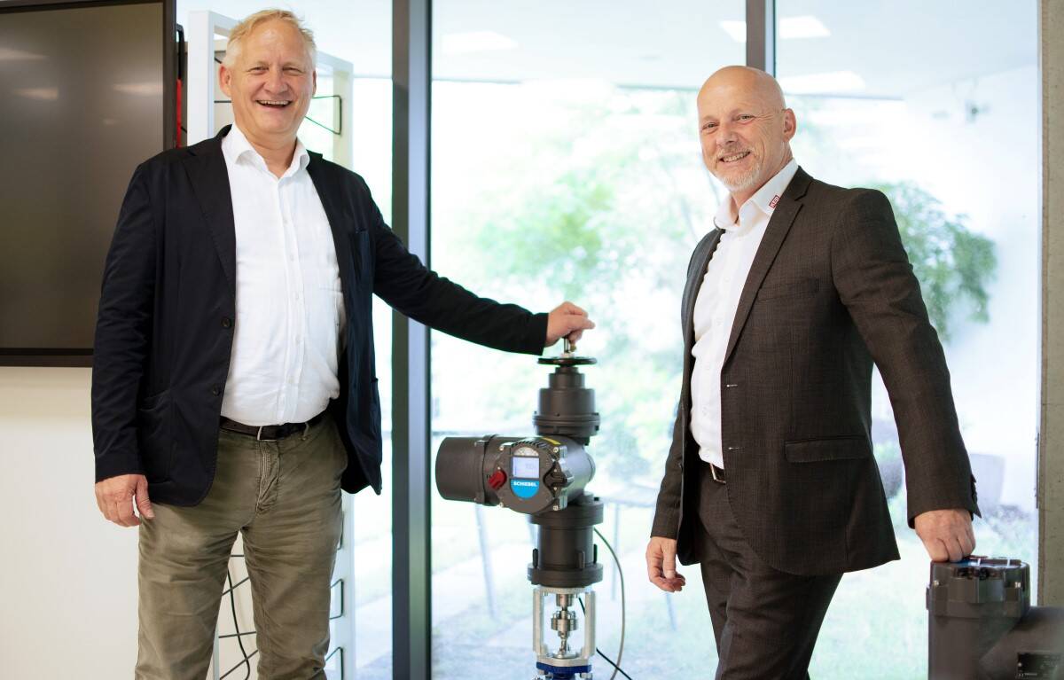 Klaus Schiebel, CEO of Schiebel Antriebstechnik (left) and Robert Kwich, Sales Area Manager East at KEB Automation Austria