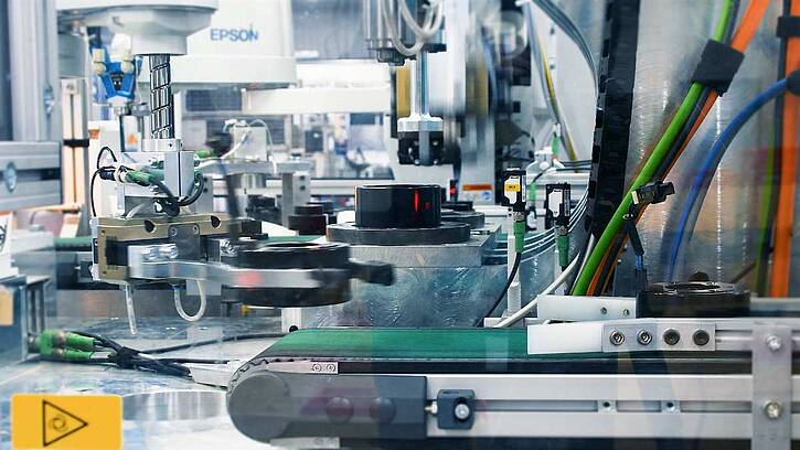 The semi-automatic production of brakes and clutches at KEB Automation with CNC machines and cobots