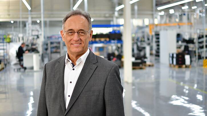 Wolfgang Wiele, CTO von KEB Automation in einer Produktionshalle