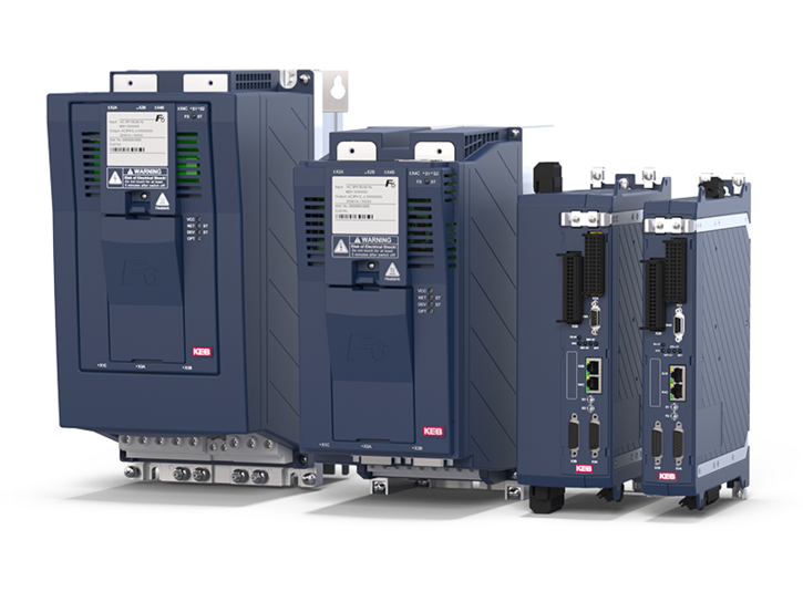 Gruppenbild von 2 KEB COMBIVERT S6 Servo-Drives und 2 COMBIVERT F6 Frequenzumrichtern