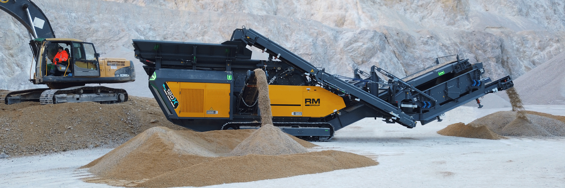 RM 120X mobile Crusher manufactured by RubbleMaster in action on a working site