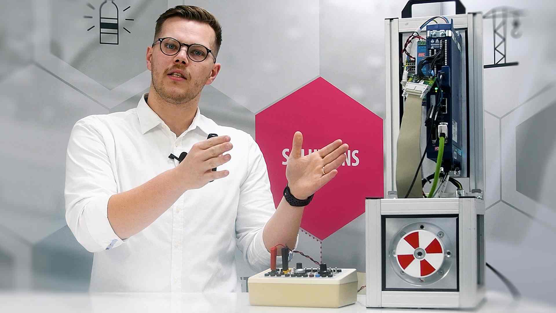 product trainer from KEB Automation, Jonas Kröker, explains how to work optimally and practically with the digital outputs of the KEB COMBIVERT F6/S6 frequency inverters